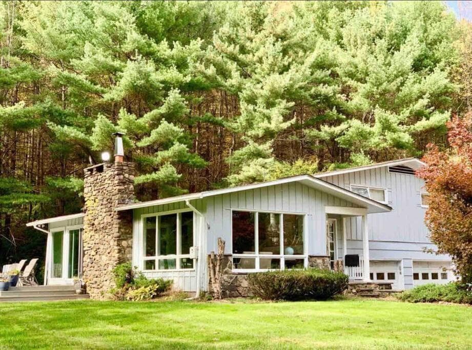 Catskill MNTN Escape 5 BR 3 bath Villa Hot Tub Fire Pit Best Group Stay