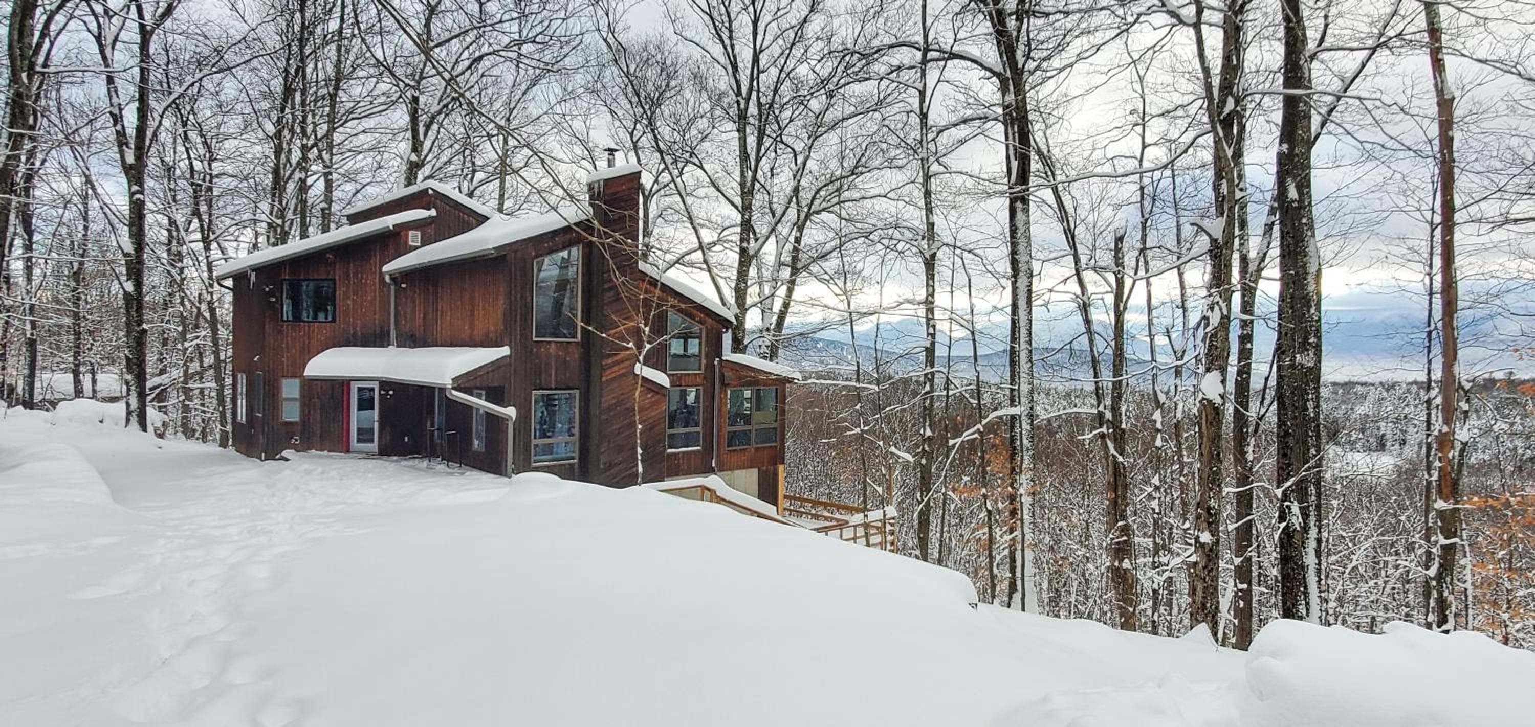 5 Star Gorgeous Cliffside Chalet with Panoramic Views