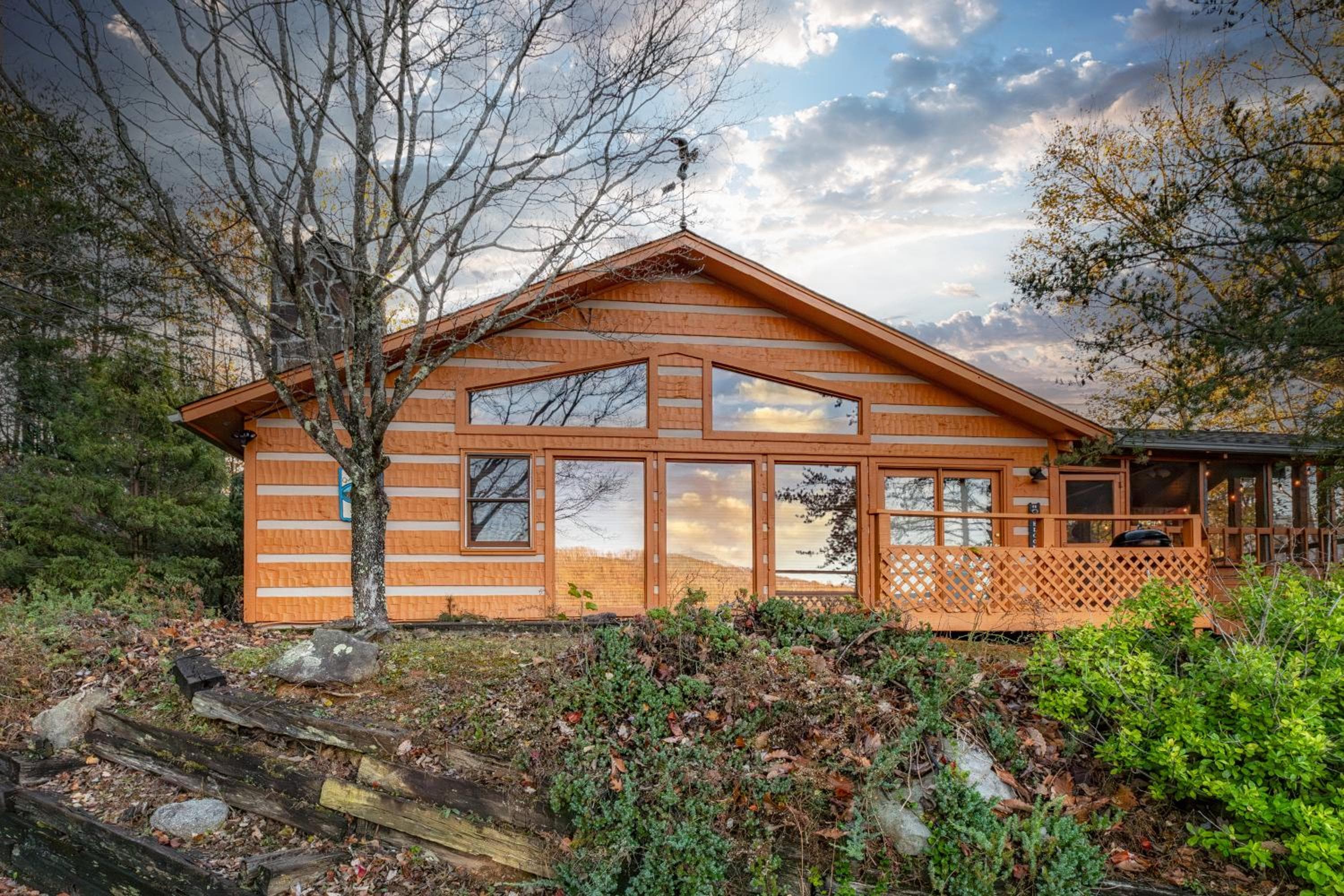 Real Log Cabin With Amazing Views, Hot Tub, Sauna, Games